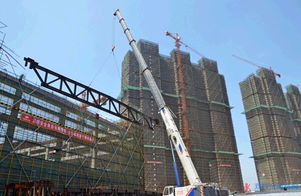杭蕭鋼構(gòu)青山湖項目一百噸桁架高空組合滑移成功